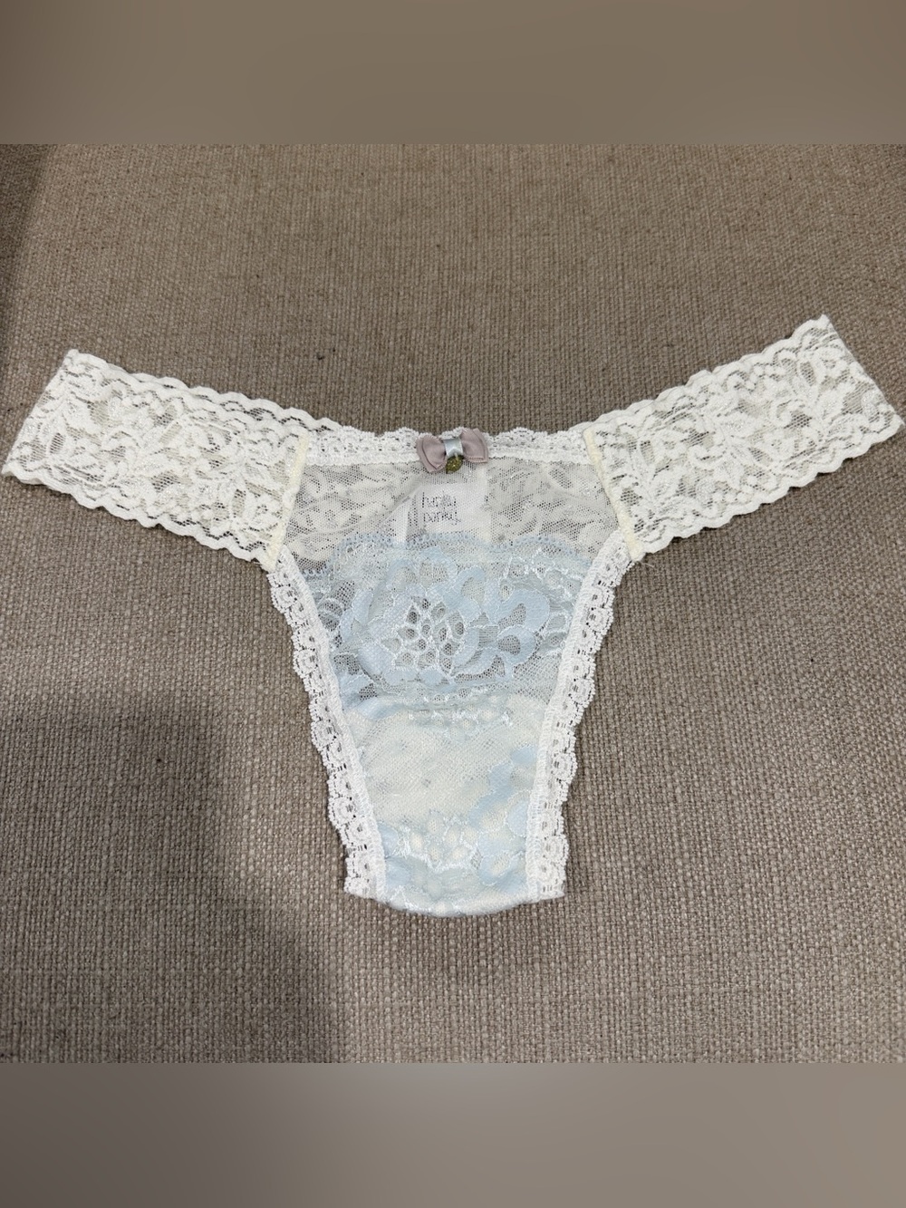 NEW Hanky Panky Lace Thong Panty in Ivory with Bow Accent